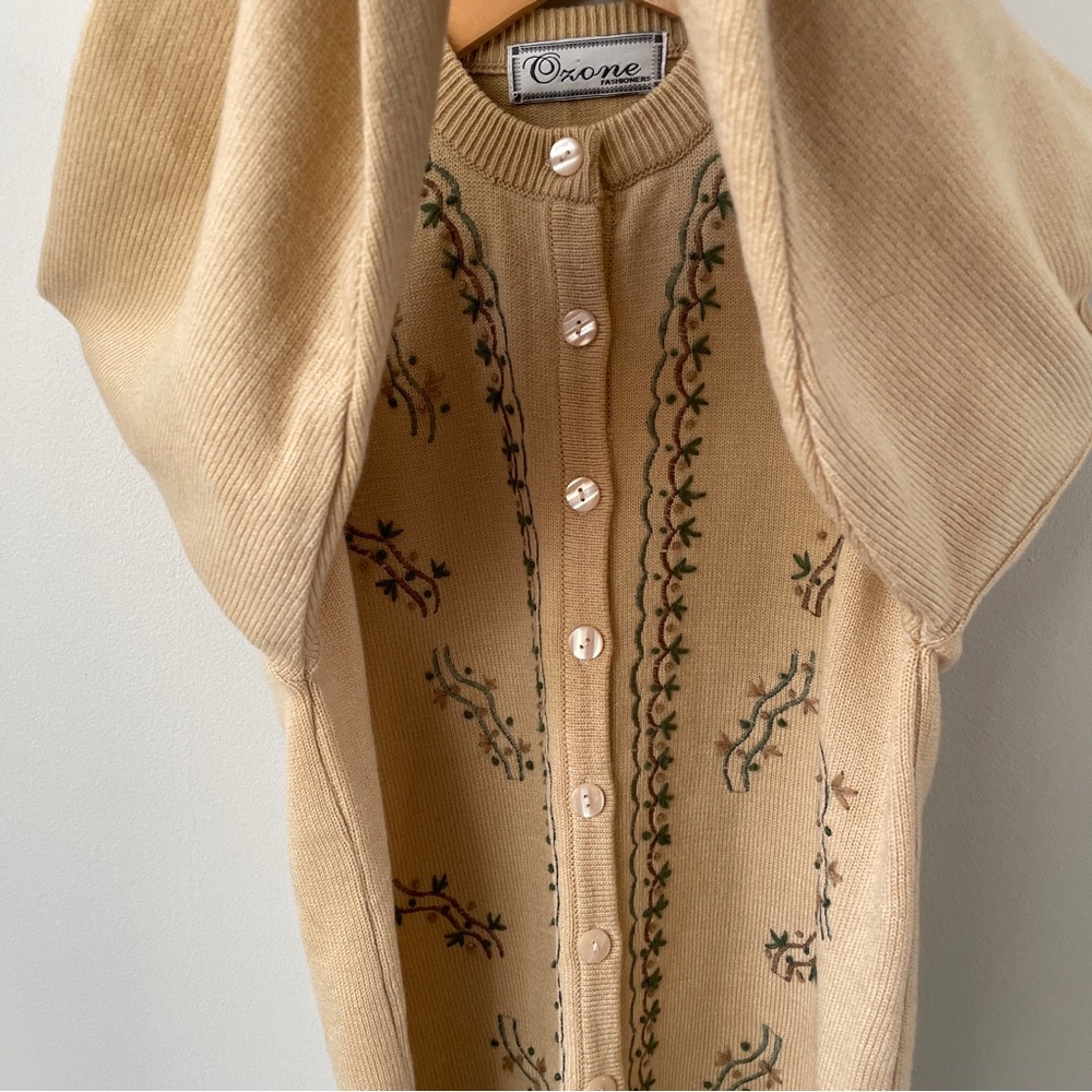Chic Cream Cardigan with Embroidered Details - Picture 5 of 8